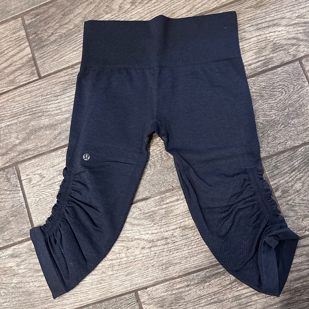 Lulu lemon knee length heather blue pants size 6